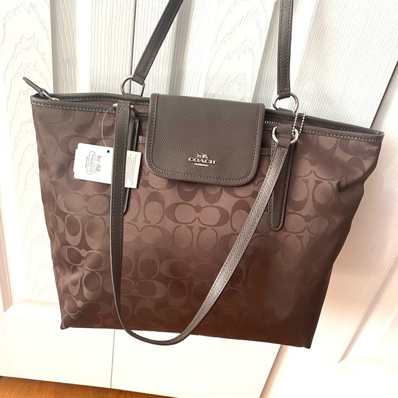 Coach bag brand new with tags. Give as gift or keep for yourself 🎁💃 - Picture 2 of 4